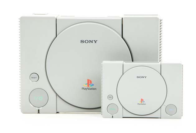 PlayStation Classic - na tle PSX