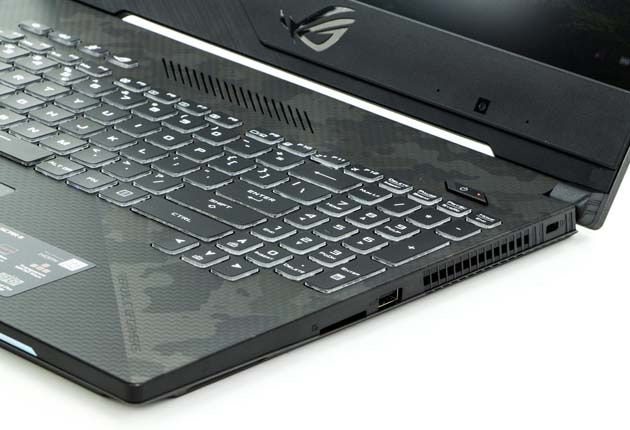 ASUS ROG Strix Scar II GL504 prawy bok