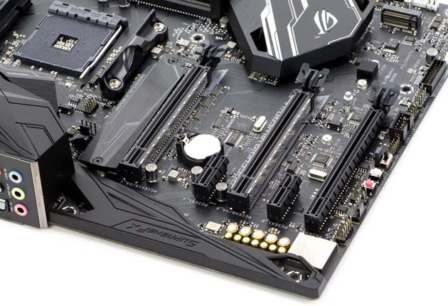 ASUS ROG Crosshair HERO VII Wi-Fi - sloty
