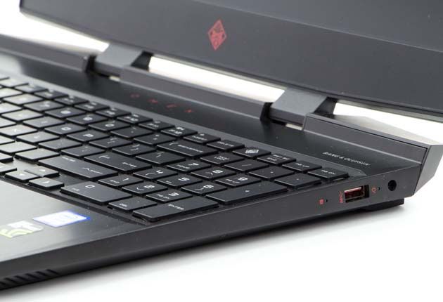 HP Omen 15 prawy bok