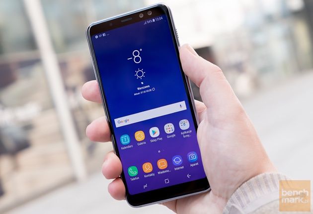 Samsung Galaxy A8 (2018) w dłoni