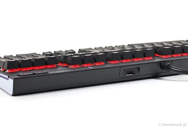 Corsair Strafe RGB - gniazdo USB pass-through