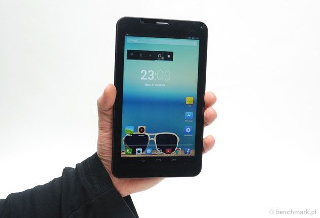 NavRoad Nexo Smart Duo w dłoni