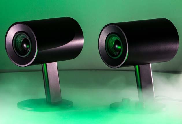 Razer Nommo Chroma - na zielonym tle