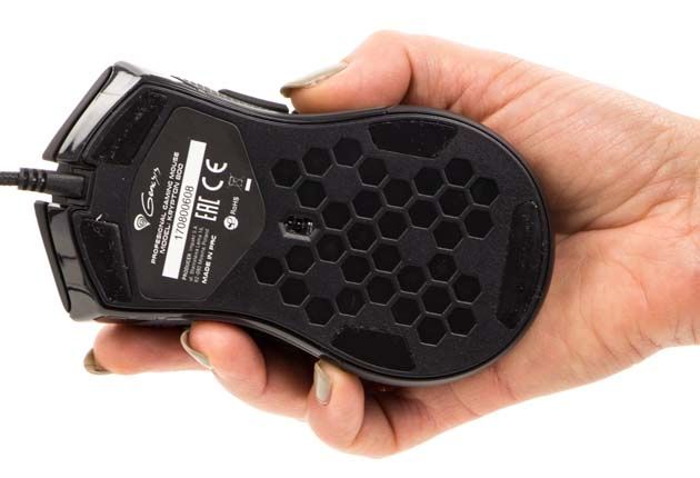 Genesis Krypton 800 - spód myszy i sensor optyczny