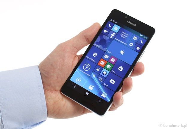 Microsoft Lumia 950 smartfon w dłoni