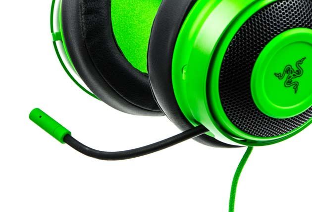 Razer Kraken Pro V2 - wysunięty mikrofon
