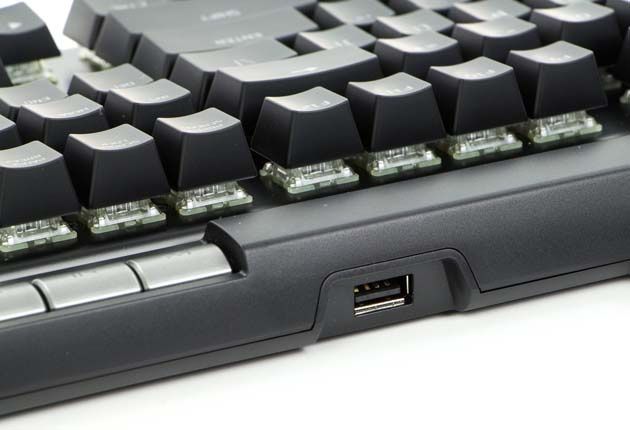 HyperX Alloy Elite RGB - przelotowe złącze USB 2.0