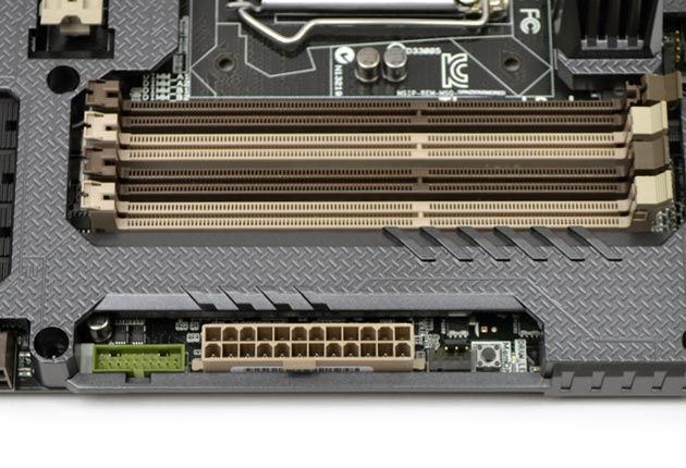 ASUS Gryphon Z97 Armor Edition sloty Ram