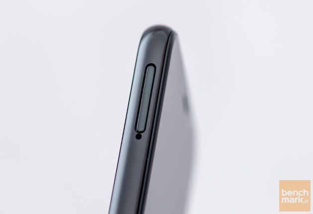 Motorola One slot SIM microSD