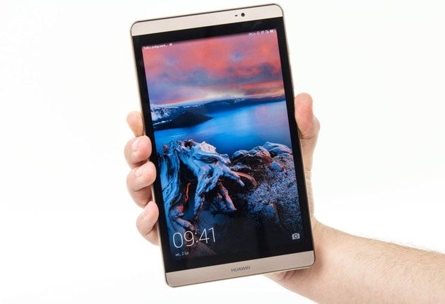 Huawei MediaPad M2 8.0 - tablet w ręce