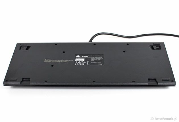 Corsair Strafe RGB - spód klawiatury