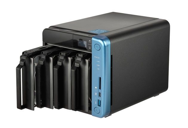 QNAP TS-453B zatoki dyskowe