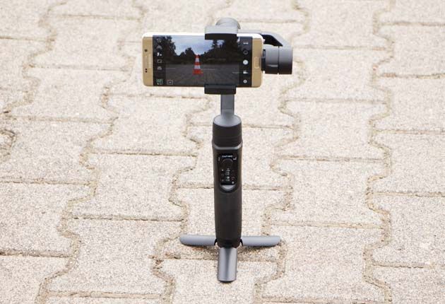 Hohem iSteady Mobile - gimbal na parkingu