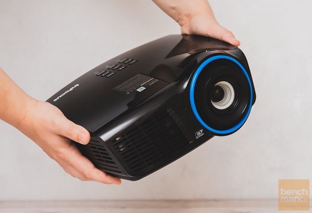 InFocus IN3138HDa dłonie