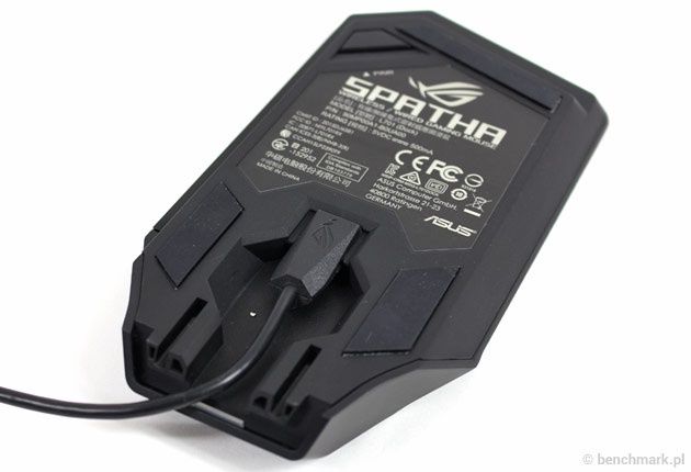 Asus ROG Spatha - podpięcie kabla do myszki
