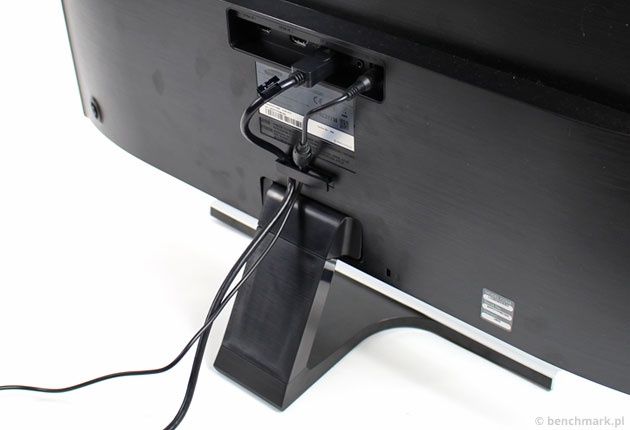 Samsung U28E590D tył podstawka
