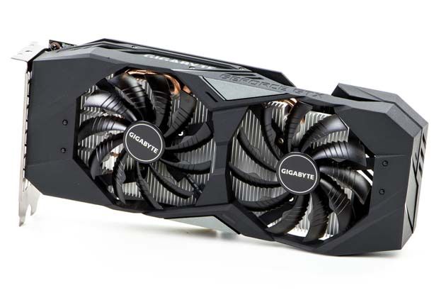 Gigabyte GeForce GTX 1650 Gaming OC 4G - pozuje do zdjęcia