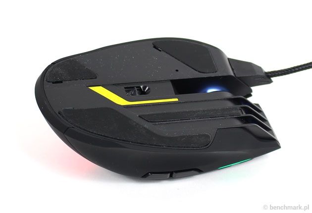 Corsair Sabre Optical RGB - spód myszki i sensor optyczny