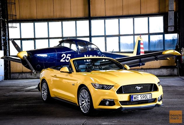 Ford Mustang i samolot