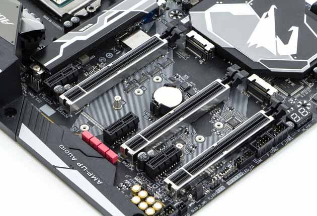 Gigabyte Z370 Aorus Gaming 7 - sloty PCI Express i M.2