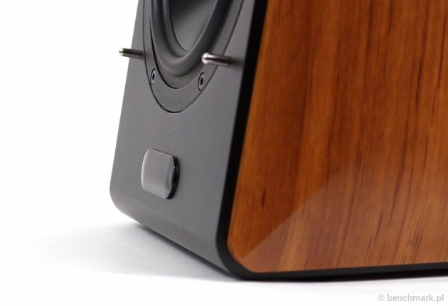 Edifier S1000 pod kątem od dołu