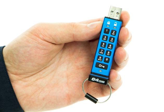 Kingston DataTraveller 2000 w ręce