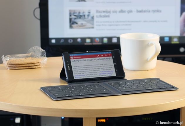 Microsoft Universal Foldable Keyboard - rozłożona ze smartfonem