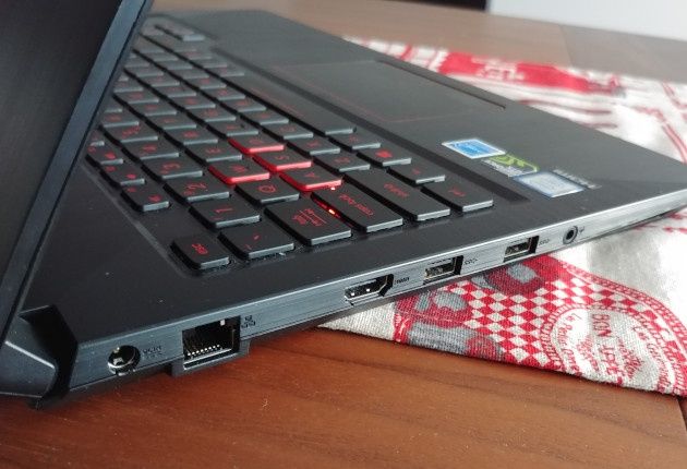 Asus FX503VD lewy bok