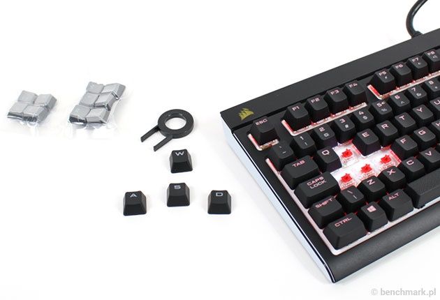 Corsair Strafe RGB - dwa zestawy dodatkowych klawiszy