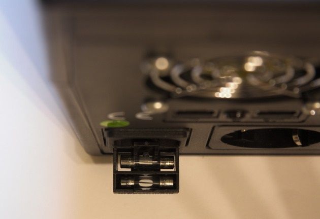 Green Cell Micropower 2000 z wysuniętymi bezpiecznikami