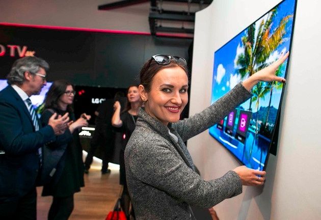 LG W7 ściana