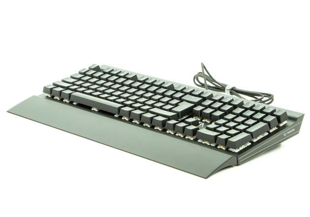 CA Gaming Shark - klawiatura z założoną podkładką pod nadgarstki