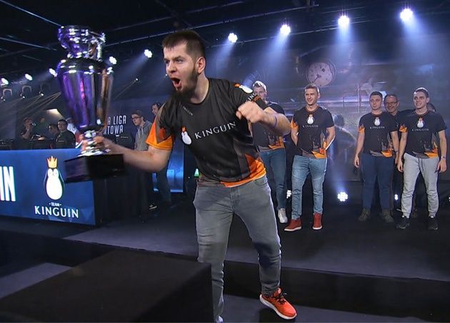 Team Kinguin z pucharem