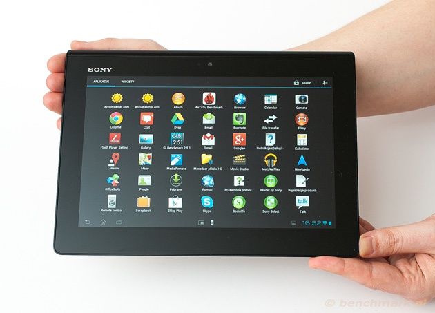 Sony Xperia S tablet dłonie