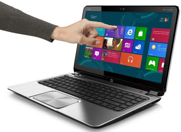 laptop z ekranem dotykowym i systemem Windows 8