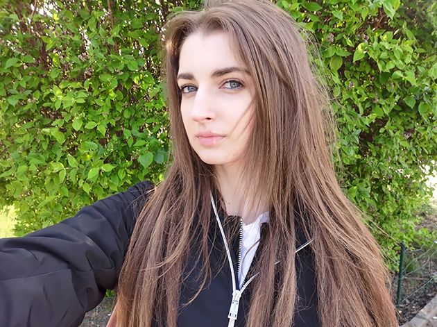 Honor View 20 - zdjęcie selfie na dworze