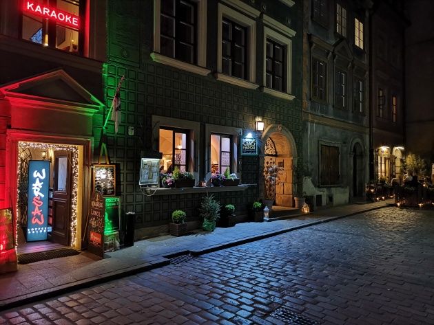 Honor View 20 - zdjęcia nocne ulica światła kolorowe