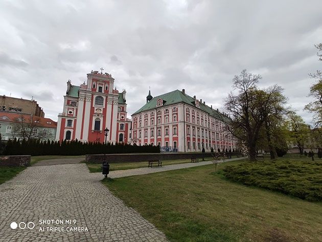 /uploads/backend_img/c/recenzje/2019_04/9579_Xiaomi_Mi_9_recenzja/photo/6wide-s.jpg