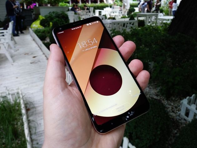 LG Q6 dłoń