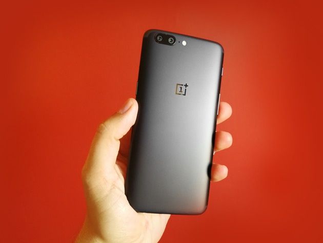 OnePlus 5 w dłoni