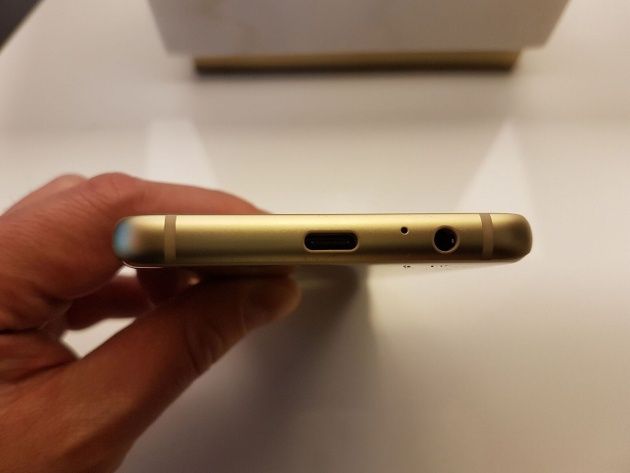 Galaxy A8 złącza