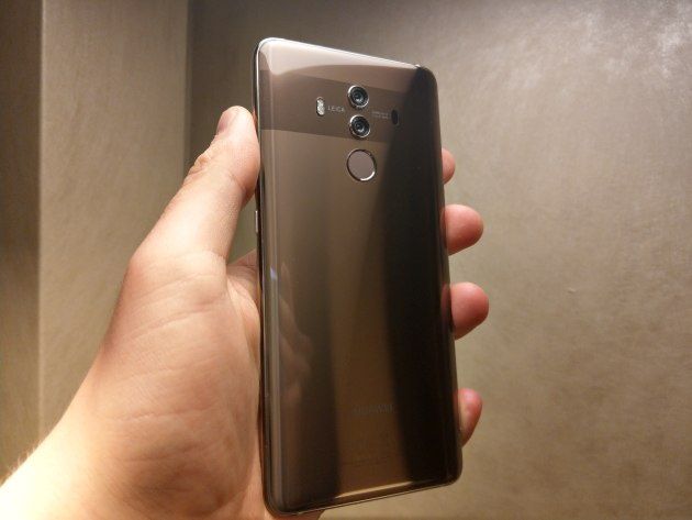 Huawei Mate 10 Pro w dłoni
