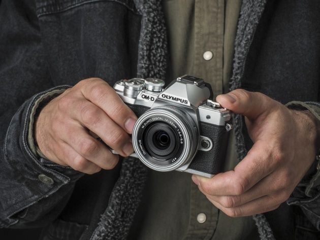 Olympus OM-D E-M10 Mark III dłonie