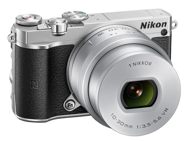 Nikon 1 J5 widok bok uchwyt dłoń