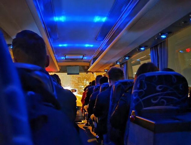 Huawei P30 Pro ciemny autobus wnętrze