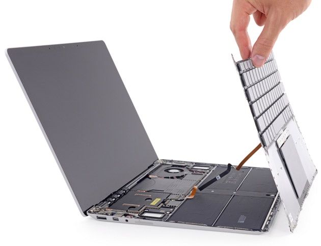 Microsoft Surface Laptop otwarty przez iFixit