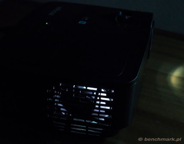 InFocus IN119HDx ciemne pomieszczenie, chłodzenie