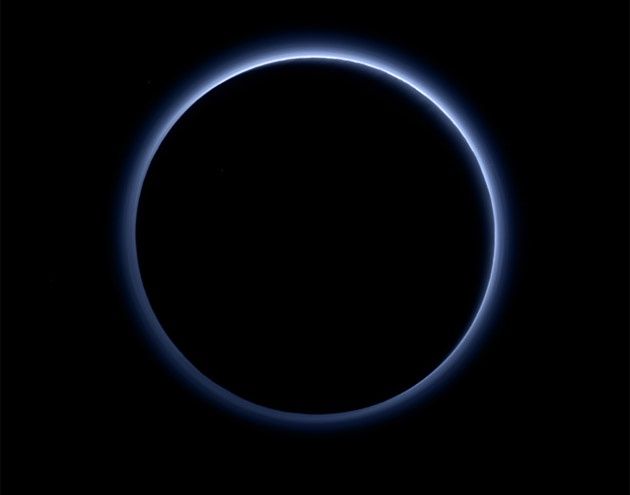 Pluton niebieska atmosfera