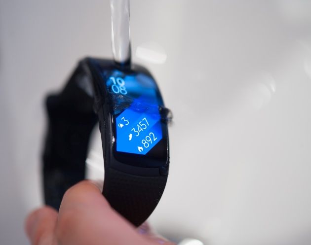 Samsung Gear Fit 2 pod strumieniem wody